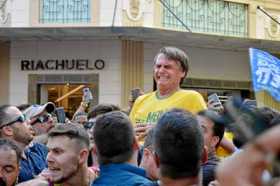 El candidato ultraderechista Jair Bolsonaro al momento de ser apuñalado durante un mitin ayer en Juiz de Fora, estado de Minas G