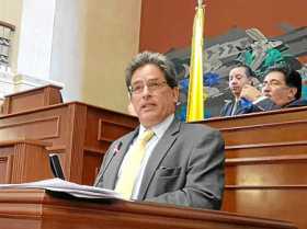 Al ministro Alberto Carrasquilla lo señalan por haber creado una empresa para ejecutar el programa de los Bonos Agua, utilizando