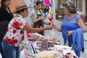 Los habitantes de La Enea resaltan el comercio que tiene el barrio. Durante las fiestas se acondicionaron varias carpas para ven