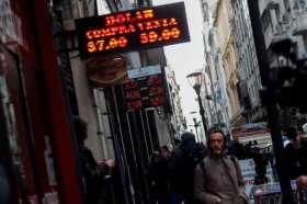 El peso argentino cae sin freno