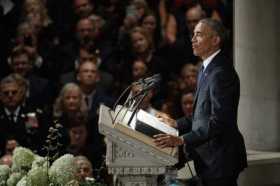 Obama en un acto ante un millar de estudiantes de la Universidad de Illinois.