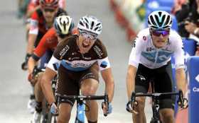 El francés Alexandre Geniez (i) gana la duodécima etapa de La Vuelta, entre Mondoñedo y Estaca de Bares, por delante del holandé