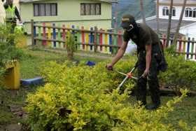 La labor de la Policía es rozar el césped, recoger basuras y organizar jardines. Los apoyan estudiantes y Emas.