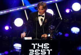 Luka Modric recibe el premio 'The Best' de la FIFA a mejor jugador durante la entrega de premios en Londres.