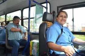 Desde que llegó a Socobuses, Daisy siempre ha conducido la buseta Chevrolet NQR 5.200, lateral 3019. La calle es su oficina.