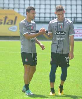 Juan David Rodríguez (der.) volvería a la titular, en el lugar de Mauricio Restrepo.