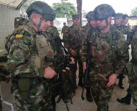 El comandante de las Fuerzas Militares, Alberto José Mejía (i), viajó a Nariño para verificar los operativos contra Guacho.