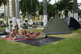 Los migrantes venezolanos duermen en parques emblemáticos de Bucaramanga, ya que no cuentan con un albergue donde quedarse.