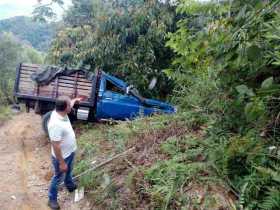 Un hombre resultó lesionado tras el volcamiento de una camioneta 