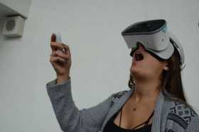 La realidad virtual se experimenta con gafas especiales. Estas detectan profundidad y generan  inmersión, en este caso en un jue