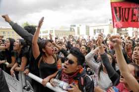 Foto | Colprensa | LA PATRIA Cerca de 2 mil personas acompañaron afuera del Capitolio Nacional el debate sobre los líderes socia