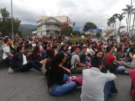 Plantón de estudiantes de la U. Nacional en el sector de Las Palmas, por la Avenida Santander. 