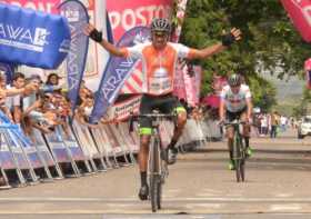 Rafael Montiel, de Aguardiente Antioqueño, ganador de la sexta etapa del Clásico RCN. 