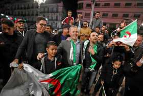 Ciudadanos celebran la renuncia del presidente de Argelia, último de los líderes árabes que dominaron con puño de hierro la époc