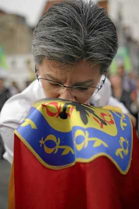 Beso a la bandera