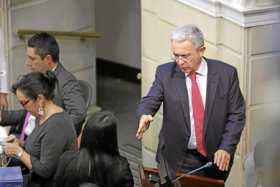 Foto | Colprensa | LA PATRIA  Álvaro Uribe calificó de sicario a Gustavo Petro durante un debate sobre las objeciones a la JEP. 