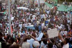 Grupos de personas salen a la calle tras que el presidente de Sudán, Omar al-Bashir, fuera derrocado y arrestado este jueves, en