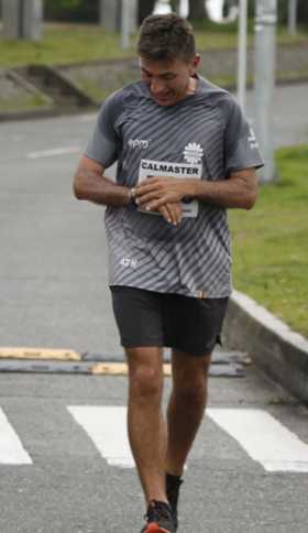 Mauricio González, en la meta en Chipre, después de recorrer ayer los ocho kilómetros del chequeo de atletismo. 