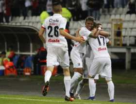 Celebración de los jugadores del Once Caldas con Juan David Rodríguez (17), después de la anotación que regresó al equipo al gru