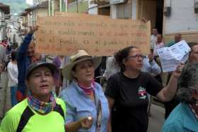 La marcha finalizó frente a la oficina de Empocaldas. 