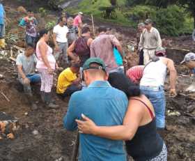 Tres personas muertas tras deslizamiento en Pueblo Hondo (Manizales) en la vía a Neira