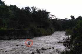 Rescatan a joven que quedó atrapado en el río Chinchiná