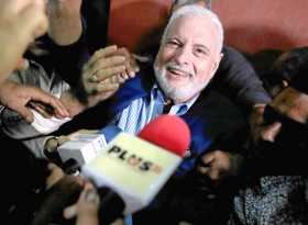 El expresidente Ricardo Martinelli (c) habla con la prensa.