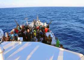 Foto | Efe | LA PATRIA Grupo de migrantes haitianos (146) sentados en la cubierta del bote perteneciente al guardacostas estadou