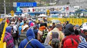 Foto | Efe | LA PATRIA Migrantes esperaban ayer en la frontera con Colombia, en el paso de Rumichaca (Ecuador). Unos siete mil v