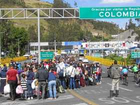 Foto | EFE | LA PATRIA Miles de venezolanos llegaron desde primera hora de ayer al paso internacional de Rumichaca.