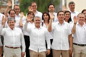 Los presidentes de Perú, Martín Vizcarra, y de Colombia, Iván Duque, posan con los ministros de ambos países durante el quinto G