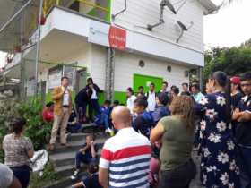 La comunidad educativa de La Violeta y sectores cercanos protestó ayer en la vereda, ubicada cerca de la antigua vía Manizales-C