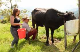 Hilda María Cárdenas Muñoz y su papá, José Ederman, son de la vereda Alto del Guamo donde producen leche y arequipe.