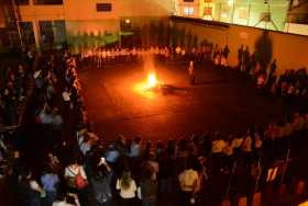 Los scouts se reunieron alrededor del fuego para festejar sus 75 años de fundación.