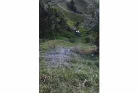 Vehículo rodó 100 metros por ladera de Neira