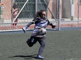 Además de cuidar el arco de su equipo, Sofía hace goles de tiro libre.