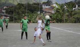 En la Unidad Deportiva, los niños de Revel jugaron un partido de exhibición.