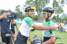 Los Cañaveral celebran al final de la etapa en el Bosque Popular.