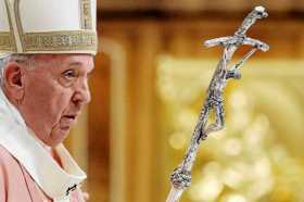 El papa Francisco escucha a las víctimas de pederastia aboliendo el secreto pontificio sobre abusos. 
