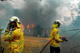 Los incendios forestales en Australia se producen en medio de una ola de calor que algunos grupos ecologistas atribuyen a la cri