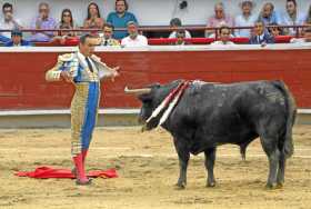 El torero español El Cid lidia el toro Aguador de la ganadería Achury Viejo durante su despedida de la afición taurina de Cali.