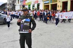 Instituciones y estudiantes de planteles educativos del municipio participaron del desfile de apertura del Día de la no violenci