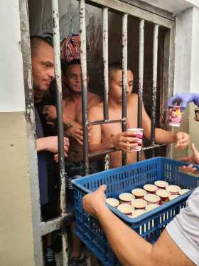 Desayunaron con presos y habitantes de calle