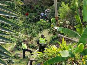 Dos lesionados al rodar una camioneta en Manizales