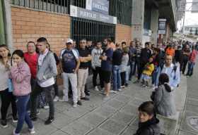 Así estaban las afueras del estadio Palogrande ayer, a las 9:00 a.m. para comprar los abonos del Once Caldas. A las 10:30 a.m. l