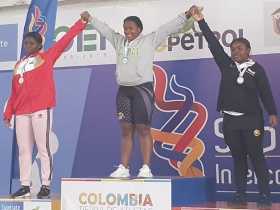 Angie Paola Franco, en el podio con la medalla de oro que ganó en levantamiento de pesas. 
