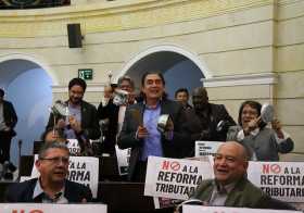 Por cacerolazo y error de trámite levantan sesión de reforma tributaria en el Senado