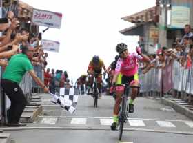 Natalia Muñoz ganó la tercera etapa de la Vuelta a Colombia Femenina y se subió al podio con el apoyo de los ansermeños que la o
