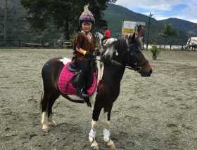 Amatista Saravia, de 6 años, con su poni Hokie Pokie durante la competencia en Medellín. 