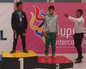 Brayan Granados (d) le entregó a Caldas las medallas de bronce que tiene en la Final Nacional de los Juegos Supérate. 